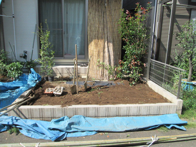 住宅の目隠し用植栽工事、施工前