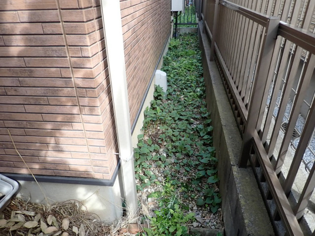 建屋周りに防草シートを敷設しました。　施工前